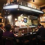 鳥肉は産地から新鮮な状態で運ばれた素材を使用。にんにくつくね等独自のものもあり、長時間かめで熟成された甘みの少ないタレが自慢です。
