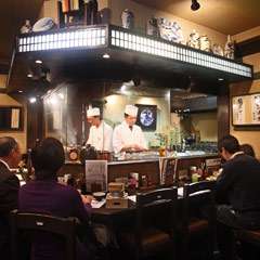 熟練者が炭火で焼き上げる。