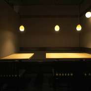 落ち着いた空間で座れます。奥側はベンチでゆったり。