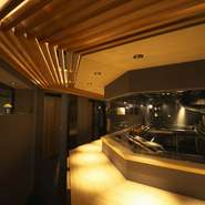 焼き場が目の前です。出来たてをお渡しします。テーブル下にはコンセント完備です。