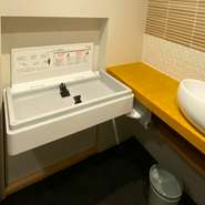 男女共用トイレにベビーシートがついています