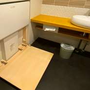 子供～大人対応の着替え台もございます。七五三や2次会のお着換えにどうぞ。