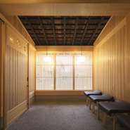 無垢の木や、照明など、素材にこだわったシックな和の内装です。