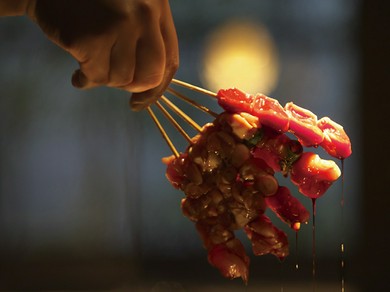 熟練者が炭火で焼き上げる。