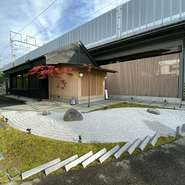 七五三や2次会などでも安心の着替え台がございます。
佇まいも上品でお庭もあり、記念日にぴったり。