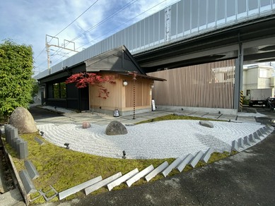 上品な内装とバリアフリー、着替え台等施設が充実