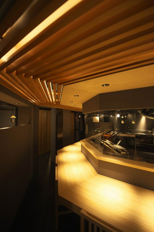 カウンター全席コンセント完備。前で焼くやきとりをみながら一杯