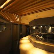 全席カウンター下にコンセント完備。目の前で焼くやきとりをみながら一杯できる。心地よいコミュニケーションを大切にしています。