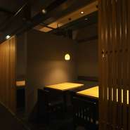 まぶしすぎないよう、必要な部分にだけ照明を配置しています。落ち着きつつも、程よい活気を感じる空間です。
