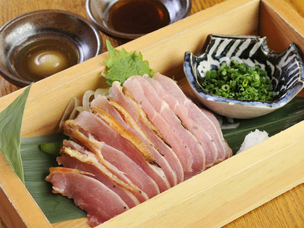 地鶏特有のしっかりとした食感が印象的な『地鶏もも肉のたたき』