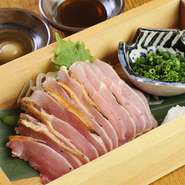 鮮度の高い地鶏ならではの一品です。表面を炭火で炙ることで、地鶏特有の噛み応えが活き、独特の風味や甘みがでておいしくなります。特製ポン酢、塩とゴマ油を混ぜたタレでお刺身とはまた違った味を楽しめます。