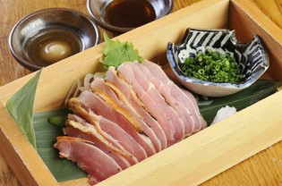 地鶏特有のしっかりとした食感が印象的な『地鶏もも肉のたたき』