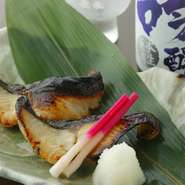 『こだわりの自家製西京焼き』は、本場京都の西京味噌で、約2日間じっくりと漬け込んでいます。香ばしく焼けた味噌の香りと、優しく上品な味わいをぜひご堪能ください。お酒の肴にもピッタリな一品です。