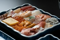 刷毛で醤油を塗りながら食べる、目にも鮮やかな新感覚のお寿司です。
