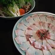 厳選した鯨のうねすを特製だしでしゃぶしゃぶにしていただきます。上品な旨みと食感をご堪能ください。