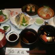 お造り　天ぷら　煮付け　サラダなど美味しさ盛りだくさんのとってもお得な平日限定メニューです。（コーヒー付）