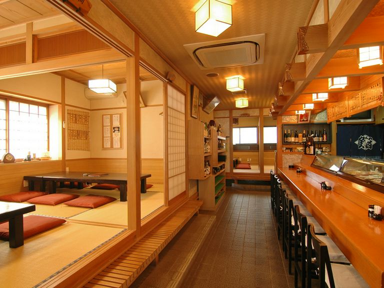 カウンター、テーブル、お座敷がございます