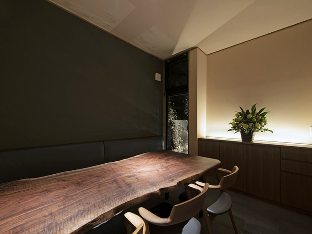 お昼はお子様連れにも嬉しい個室、夜はシックな雰囲気でデートに