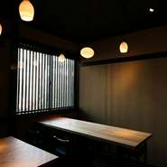 無垢の天板とこだわりの照明