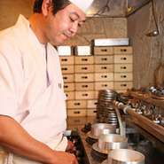 独自にブレンドした米を使い、注文の都度、生米から炊き上げます。
お持ち帰り用に陶器の釜でも炊く事ができ、お土産に喜ばれております。