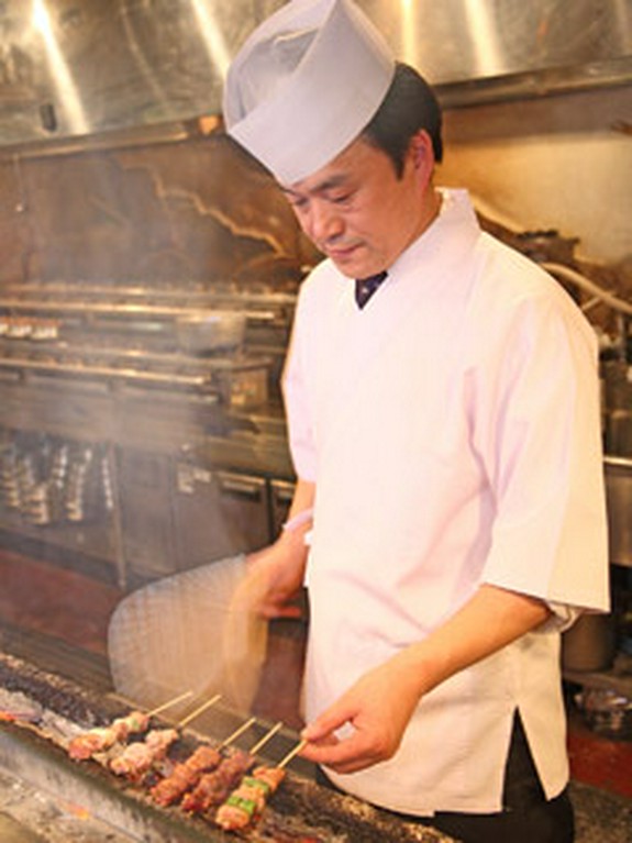 熟練者が炭火で焼き上げる。