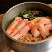 鳥ぎんの釜めしの味の原点鳥そぼろがたっぷり入った定番五目釜飯