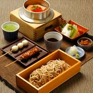 やきとり、釜めし（チョイス）、サラダ、鳥スープに下曽我店限定のお蕎麦がついたセットです