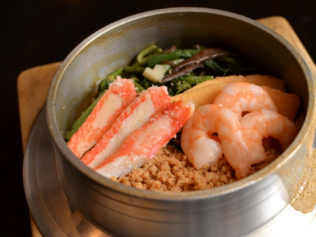 「鳥そぼろ」がたっぷり入った定番の『五目釜めし』