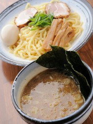 プリッとした麺とスープが絶妙なバランスです。『特製つけめん』