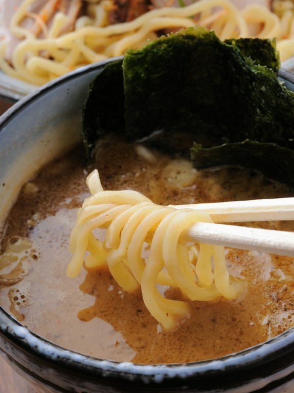 スープとの相性が抜群な麺。