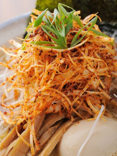 “辛味”と“白ネギ”を合わせてオリジナルのトッピングも！