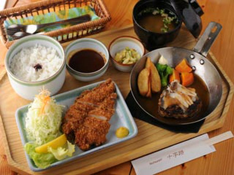 チキンカツと和風ハンバーグ定食