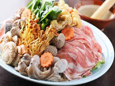 季節の食材を使った鍋料理を各種ご用意しております