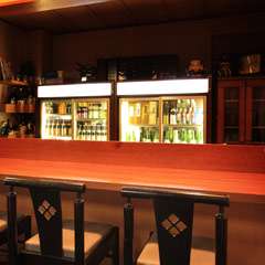 カウンター席では気取らずにお食事お酒を味わえます