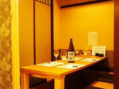 掘りごたつ式の個室で足を伸ばしてくつろぐ