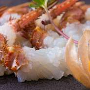 網走の「釣りキンキ」をはじめ、根室の毛ガニ、最高級魚のクエなど、北海道の極上の食材を一堂に。その日に仕入れた野菜とともに調理しています。