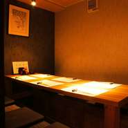 和を基調とした店内で、ゆっくりと食事を楽しめます。
2～6名で使える、掘りごたつ式の個室です。
