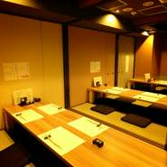 人数様に応じてお席をつなげて広くすることが出来ます。
お気軽にご相談ください。