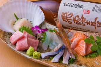 旬の海鮮食材を楽しめる料理長の完全おまかせコースです。
その日の仕入れで、厳選した食材を使用します。