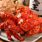 タラバガニ、毛ガニ、ズワイガニ、花咲ガニの4大蟹を、贅沢に使用した蟹三昧の贅沢コース