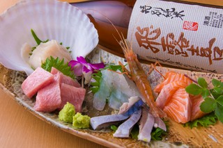各地から旬の魚介を選りすぐった『四季折々のお造り』 