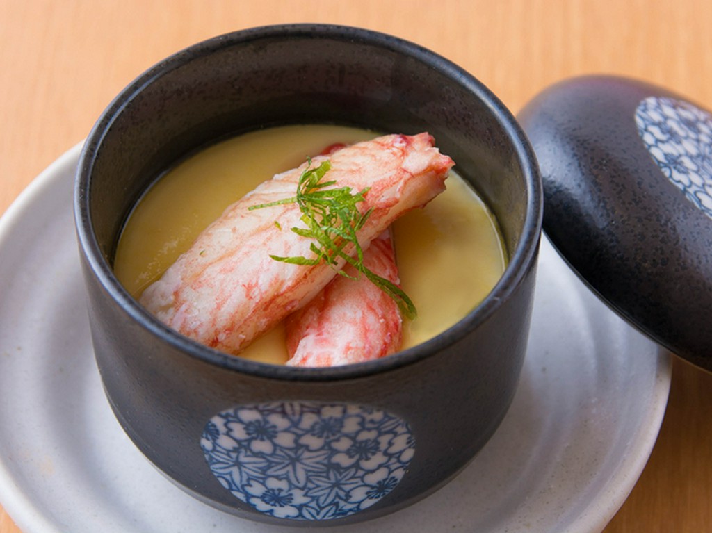 【蟹味噌の茶碗蒸し】蟹味噌を出汁に使用したコクのある味わい。