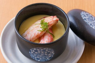【蟹味噌の茶碗蒸し】蟹味噌を出汁に使用したコクのある味わい。
