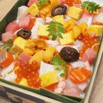 厳選した旬のネタで作る豪華な海鮮ちらし!
ウニや戸井鮪のトロ、イクラやクエ等その日のおまかせで全7品以上!
1人前 ¥6000
※この時期限定の特別価格!
◆◆2つ注文で¥1500割引きいたします!◆◆