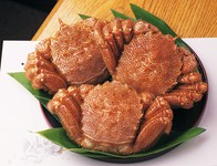 水槽にいる活の毛蟹を塩茹でして丸ごとお届け！
味、香り最高の毛蟹を是非ご家庭でお楽しみ下さい。
(ご希望であれば無料でカットもいたします！)