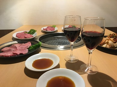 国産牛と黒毛和牛を低価格で提供。