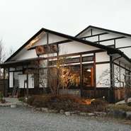 店内に入ると、和風モダン的な落ち着いた雰囲気です。都会では味わえない田舎の静かな環境の中で、手打ちそばをご賞味下さい。