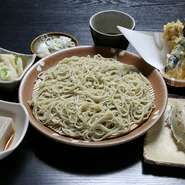 そば豆腐、そばがき、せいろそばとそばを堪能できるメニューです。数量限定