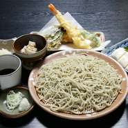せいろそば、天ぷら、ゆば刺し、そば寒天といろいろ味わえるメニューです。数量限定
