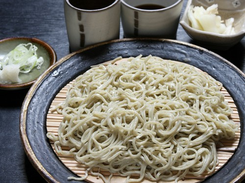 粗挽き十割そば。そば粉十割の香り、風味を重視したそばです。